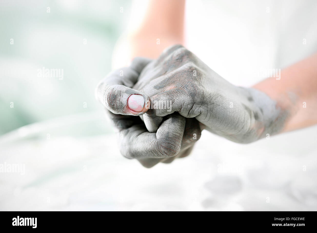 Women's Hands pendant la chirurgie cosmétique mains utilisé avec le masque à l'argile verte. Traitement pour les mains. Banque D'Images