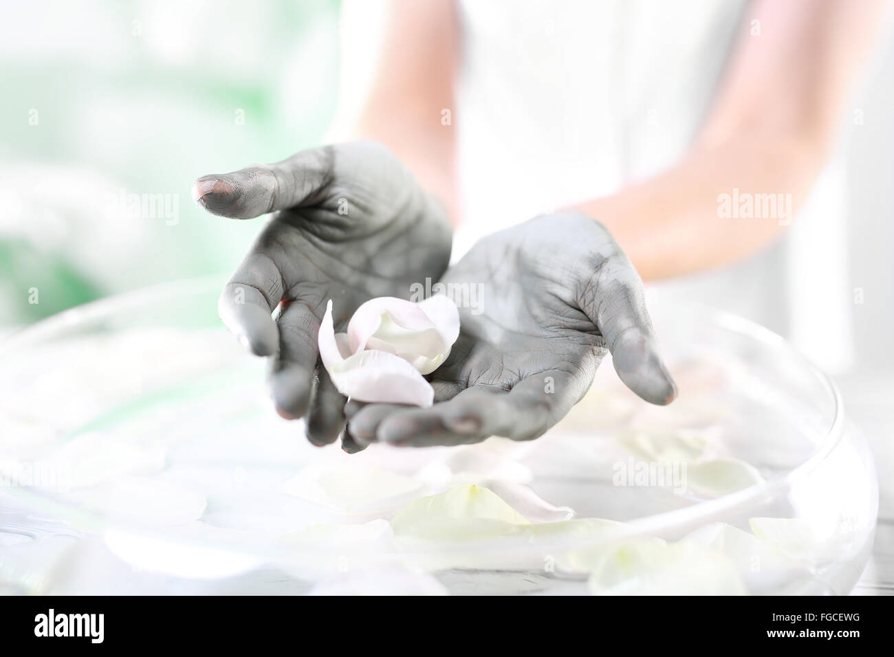 Women's Hands pendant la chirurgie cosmétique mains utilisé avec le masque à l'argile verte. Traitement pour les mains. Banque D'Images