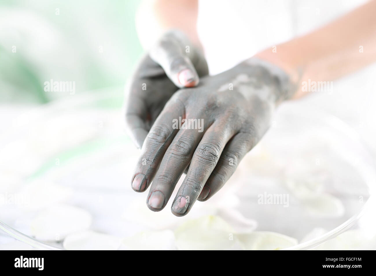 Women's Hands pendant la chirurgie cosmétique mains utilisé avec le masque à l'argile verte. Traitement pour les mains. Banque D'Images