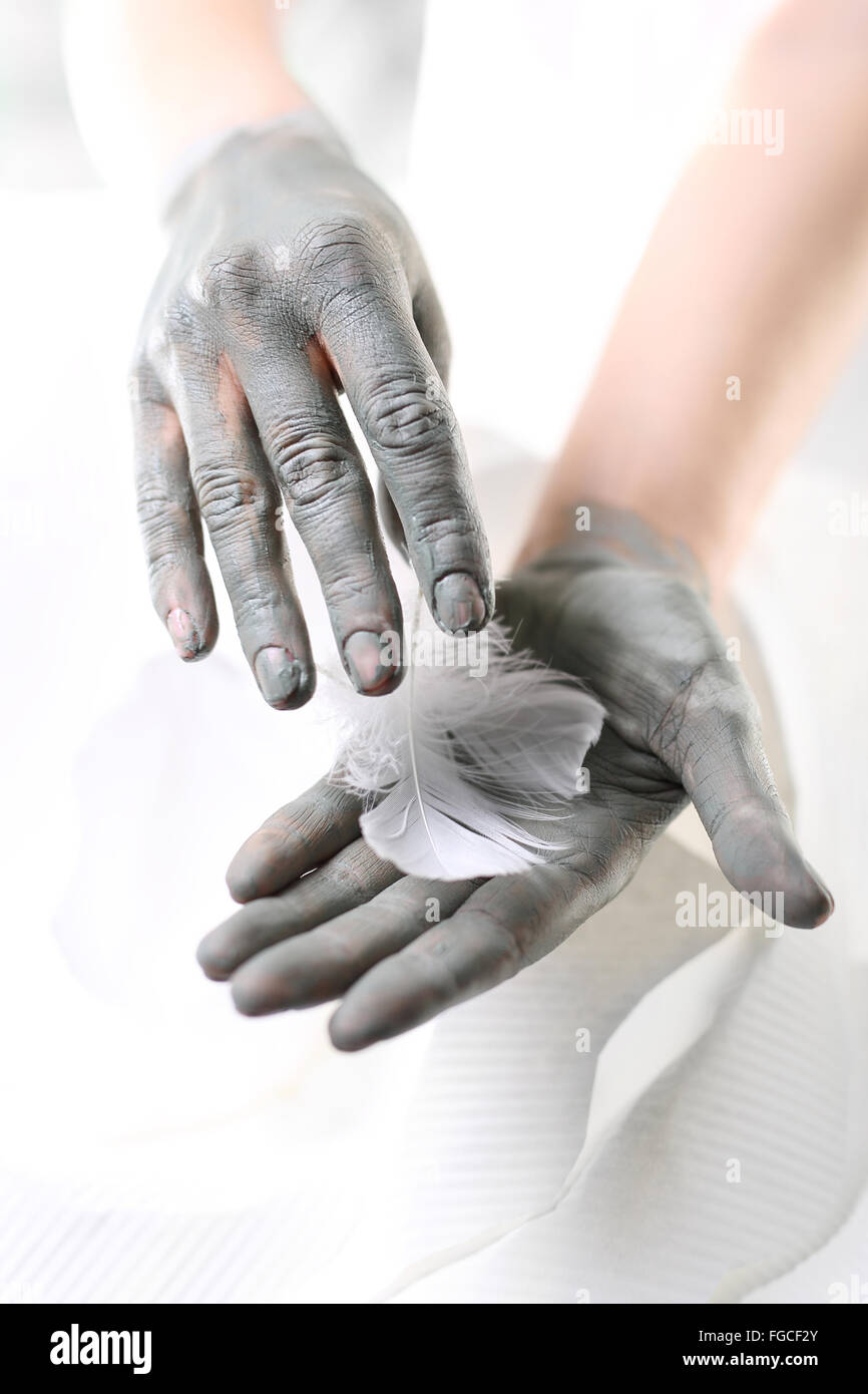 Women's Hands pendant la chirurgie cosmétique mains utilisé avec le masque à l'argile verte. Traitement pour les mains. Banque D'Images