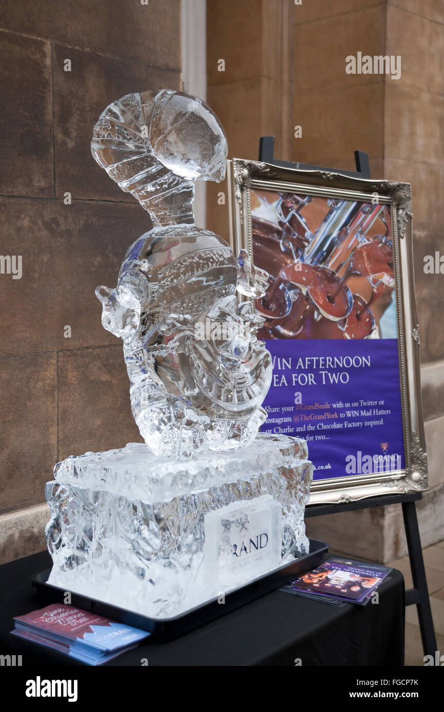 Gros plan sur la sculpture sur glace du chat Cheshire à l'extérieur du Grand Hôtel sur la piste de glace York North Yorkshire England Royaume-Uni GB GRE Banque D'Images