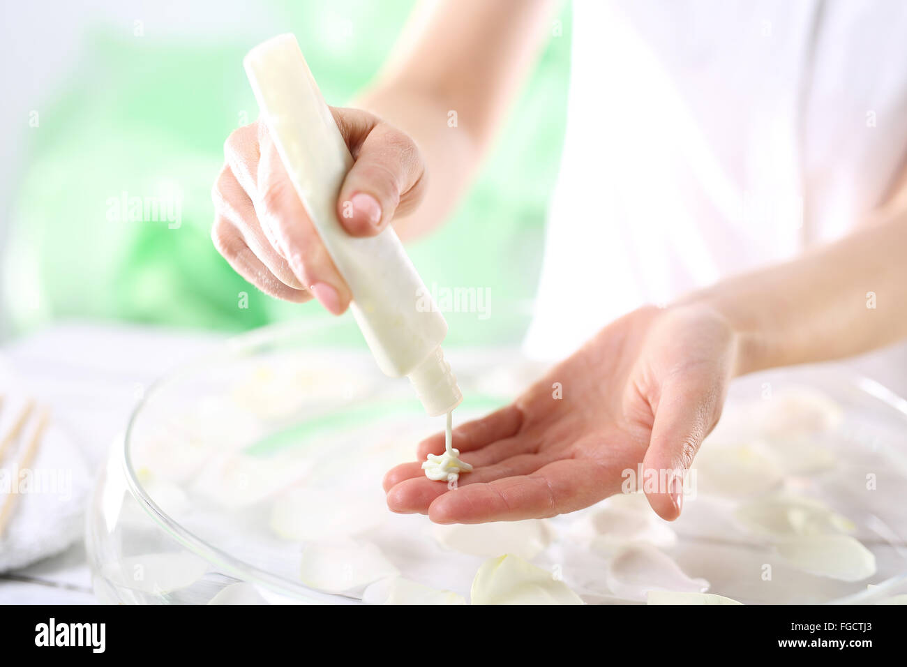 Crème peeling à la main. Centre de spa et de frotter les mains. La femme de ménage à main impose cosmetic Banque D'Images