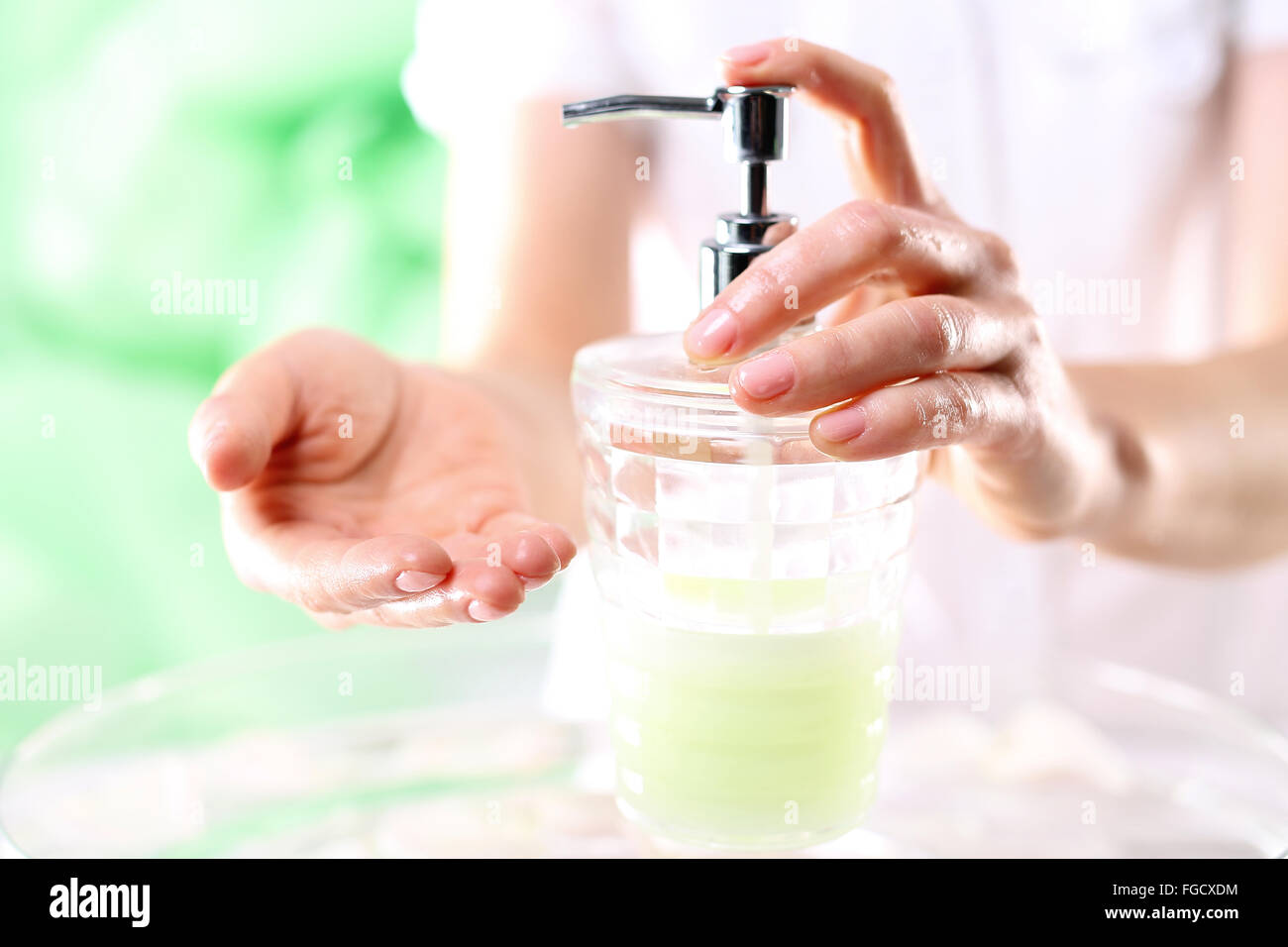 Des traitements pour les mains et ongles. Savon crémeux, nettoyer la peau. Lavez vos mains !. Une femme se lave les mains Banque D'Images
