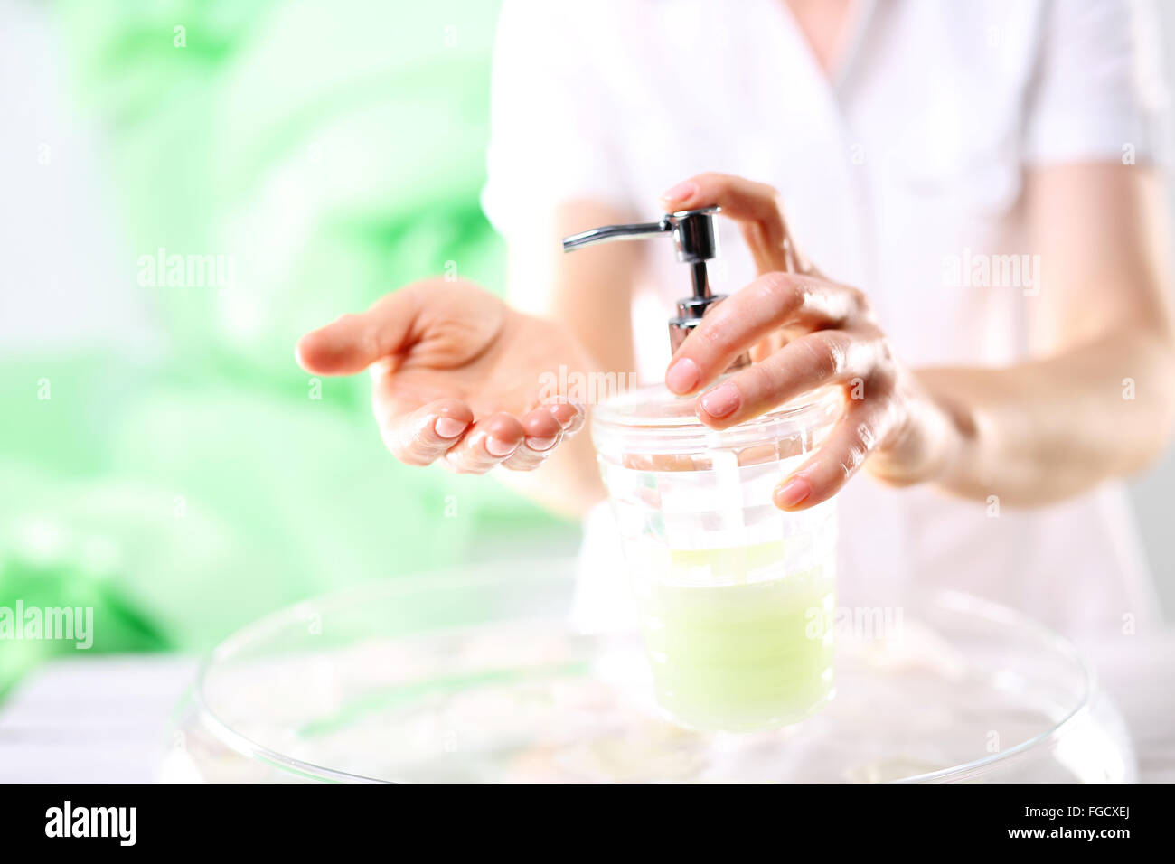 Des traitements pour les mains et ongles. Savon crémeux, nettoyer la peau. Lavez vos mains !. Une femme se lave les mains Banque D'Images