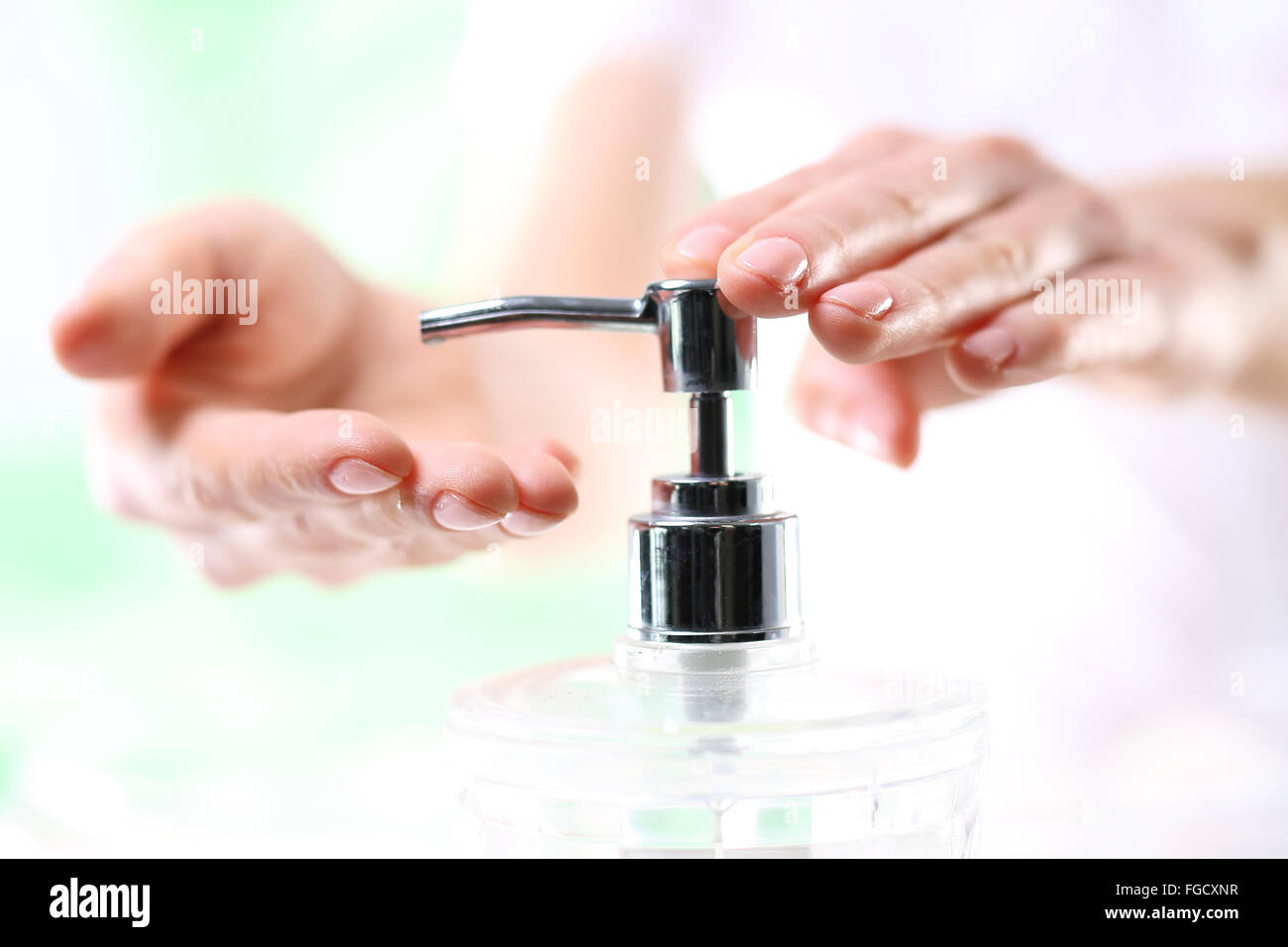 Des traitements pour les mains et ongles. Savon crémeux, nettoyer la peau. Lavez vos mains !. Une femme se lave les mains Banque D'Images