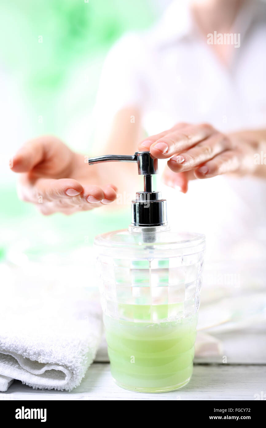Des traitements pour les mains et ongles. Savon crémeux, nettoyer la peau. Lavez vos mains !. Une femme se lave les mains Banque D'Images