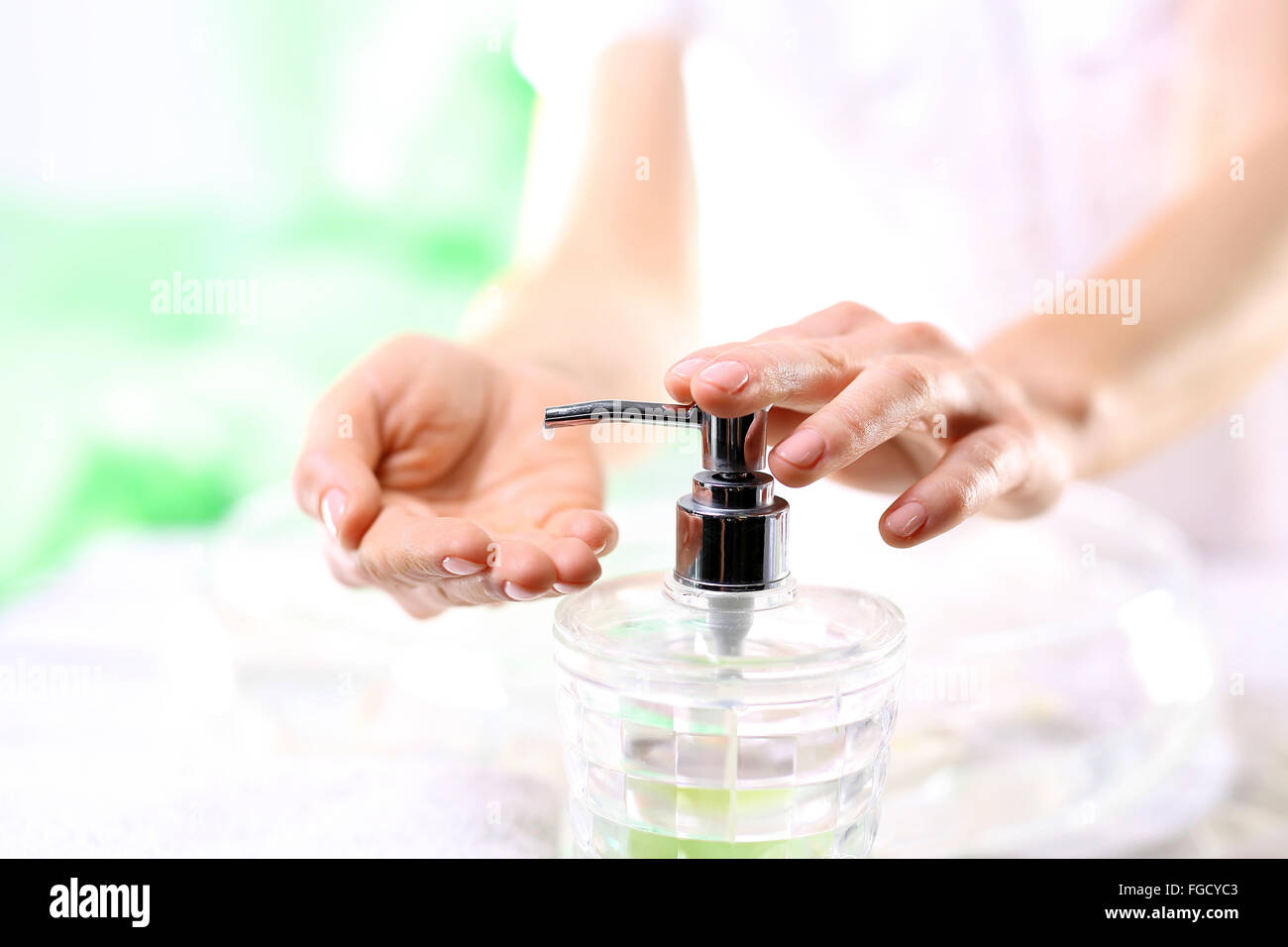 Des traitements pour les mains et ongles. Savon crémeux, nettoyer la peau. Lavez vos mains !. Une femme se lave les mains Banque D'Images