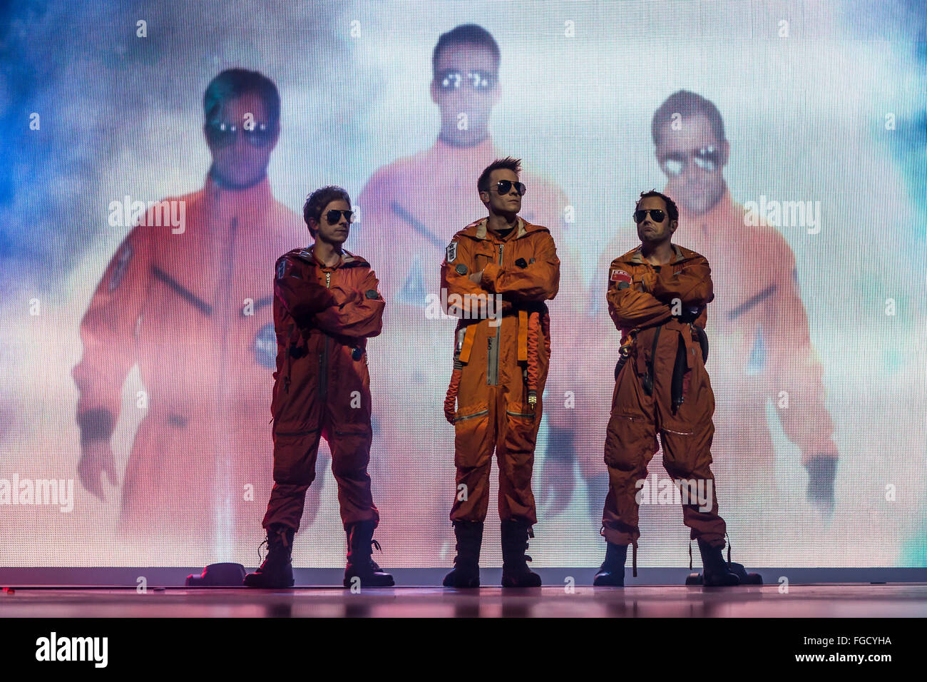 Trois hommes en costumes spaceman Banque D'Images