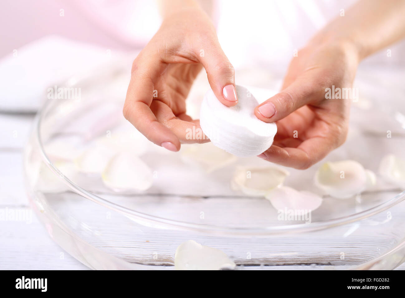 La préparation pour le soin des ongles. La bouteille avec la préparation pour les soins d'ONGLES ET CUTICULES. Manucure, Banque D'Images
