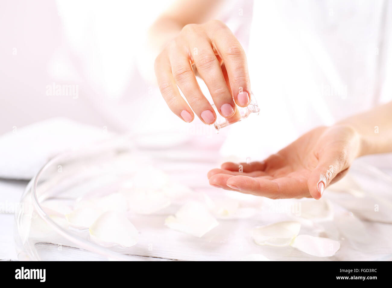 La préparation pour le soin des ongles. La bouteille avec la préparation pour les soins d'ONGLES ET CUTICULES. Manucure, Banque D'Images
