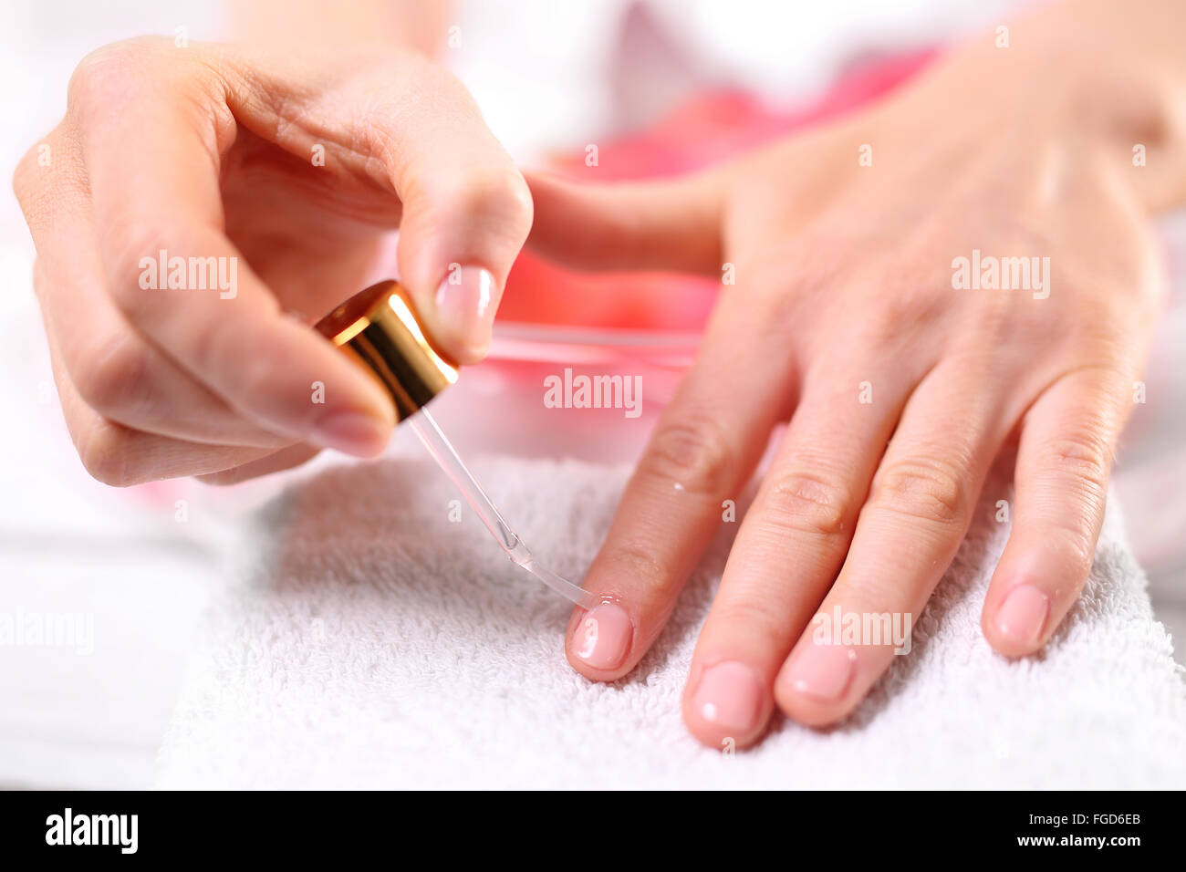 L'huile naturelle pour le soin des ongles. La préparation pour le soin des ongles. La bouteille avec la préparation pour les soins d'ONGLES ET CUTICULES Banque D'Images