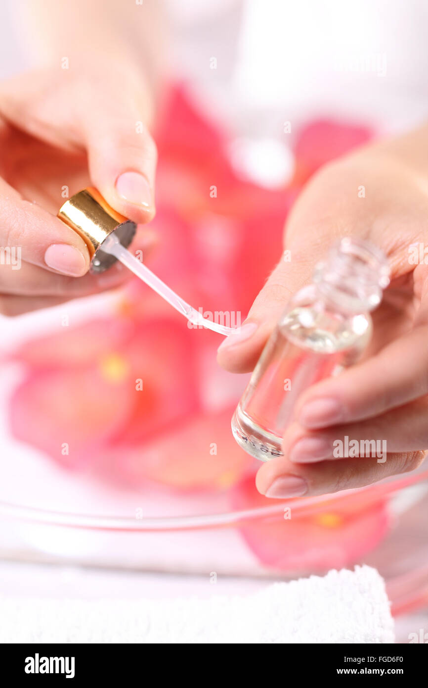 L'huile naturelle pour le soin des ongles. La préparation pour le soin des ongles. La bouteille avec la préparation pour les soins d'ONGLES ET CUTICULES Banque D'Images