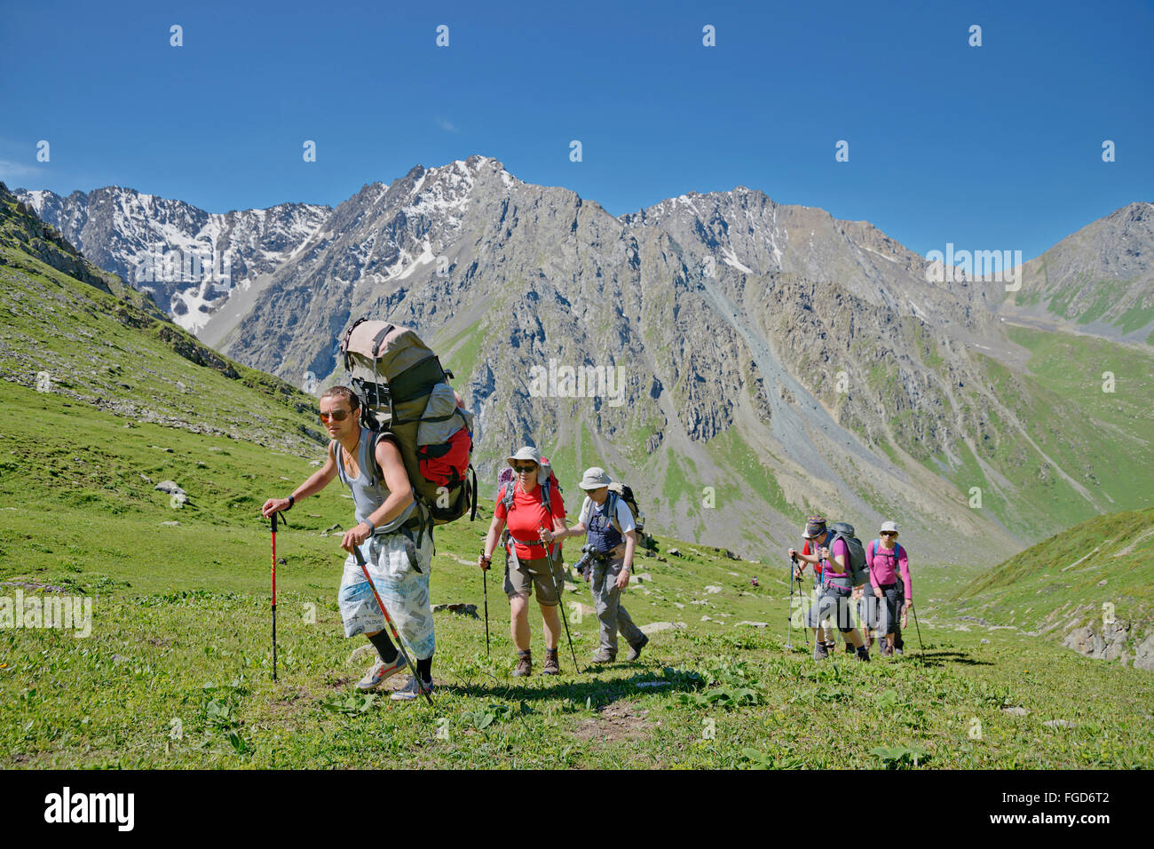 Groupe Trekking randonnées jusqu'à col Telety, au Kirghizistan. Banque D'Images