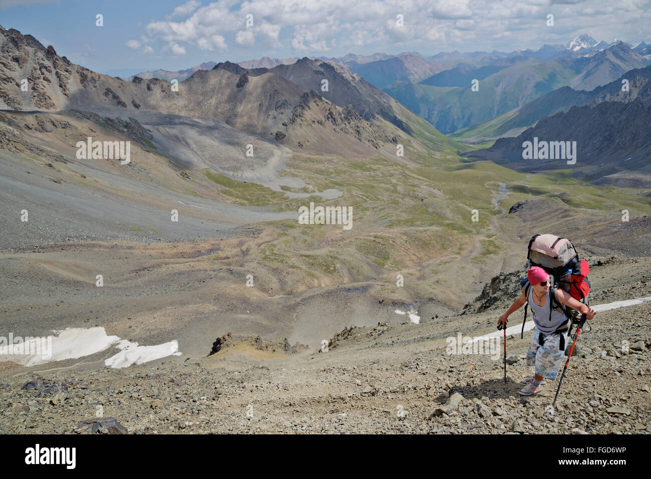 Guide de trekking sur le dessus de col Telety, au Kirghizistan. Banque D'Images