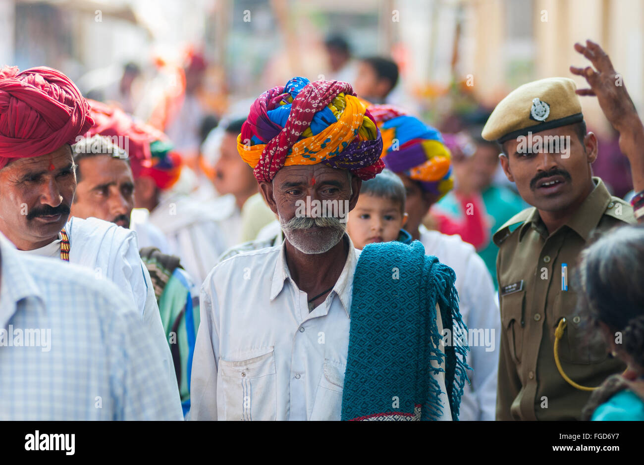 Les hommes portant des turbans colorés à Pushkar camel fair, Rajasthan, Inde Banque D'Images