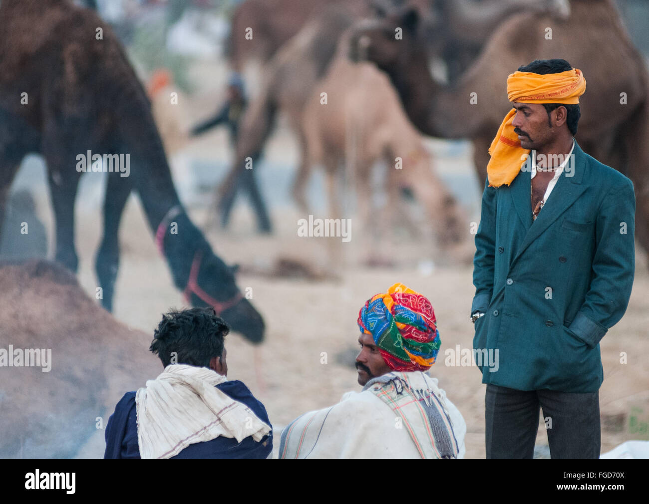 Les hommes portant des turbans colorés à Pushkar camel fair, Rajasthan, Inde Banque D'Images