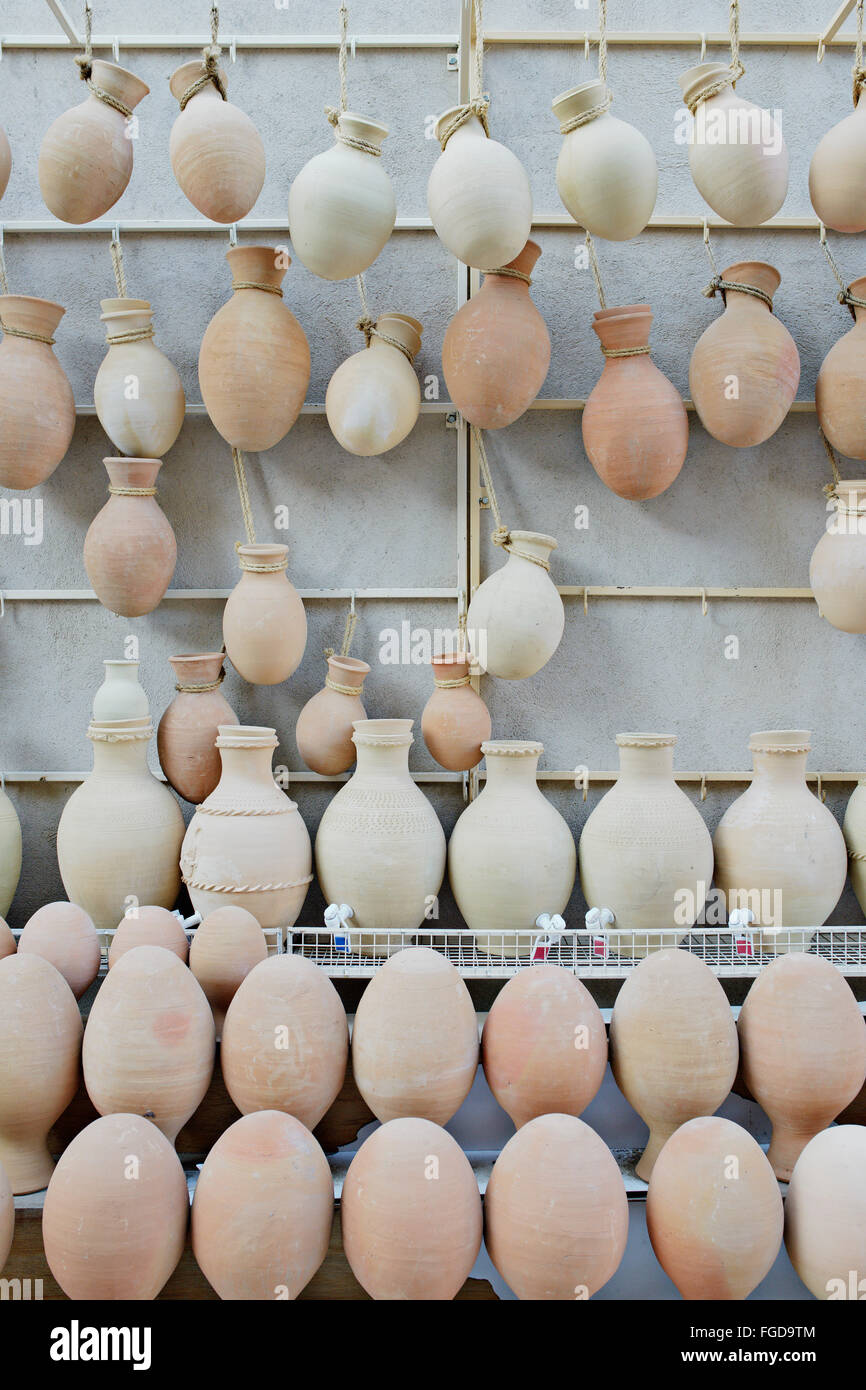 Des pots d'argile à l'extérieur d'un magasin d'artisanat à Nizwa, Oman. Banque D'Images