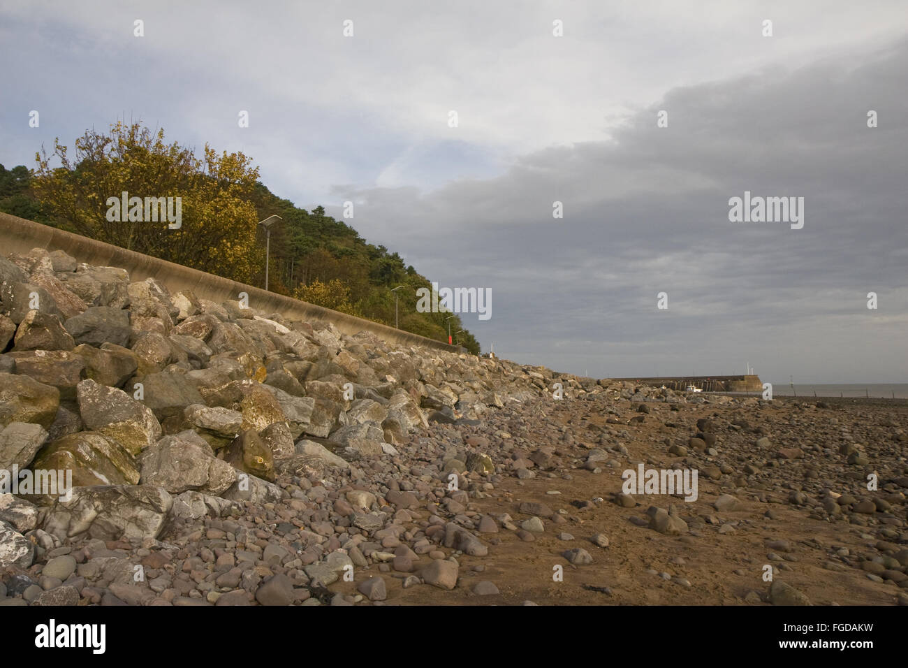 Vue sur mer côtière Défenses sur plage, Minehead, Somerset, Angleterre, octobre Banque D'Images