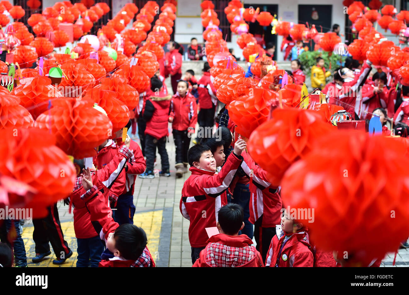 Hefei, Chine, Anhui Province. Feb 19, 2016. Élèves de l'école de résoudre des énigmes sur les lanternes pour accueillir la prochaine fête des lanternes qui tombera le 22 février, à Hefei, Chine de l'est l'Anhui Province, le 19 février, 2016. Credit : Liu Junxi/Xinhua/Alamy Live News Banque D'Images