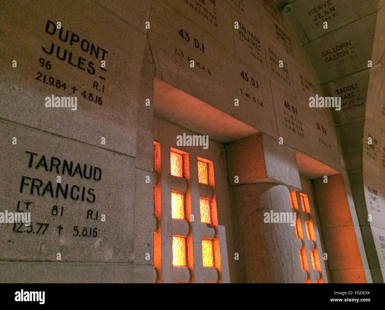 Verdun, France. Feb 20, 2014. La maison d'os de Douaumont, qui est le centre memorial place sur l'ancien champ de bataille de la Première Guerre mondiale, Verdun, affiche les noms des soldats tués au combat pendant la Première Guerre mondiale, et les endroits où leurs restes ont été trouvés à Verdun, France, 20 février 2014. Photo : Gerd Roth/dpa/Alamy Live News Banque D'Images