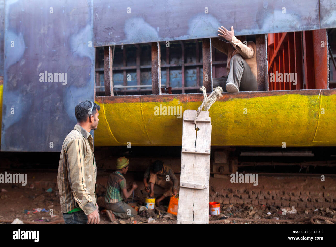 Dhaka, Bangladesh. 18 Février, 2016. Un travailleur utilise-soudeur pour effectuer les réparations d'un grand ferry à arsenal sur la rive du fleuve de Buriganga à Dhaka, Bangladesh, le 18 février 2016. Au moins vingt-huit chantiers occupant 30,96 acres de la Buriganga shore ont été en fonctionnement, sans mesures de sécurité appropriées et des lignes directrices. Les déchets et les produits chimiques à partir de la réparation polluent la rivière. Zakir Hossain Chowdhury Crédit : zakir/Alamy Live News Banque D'Images