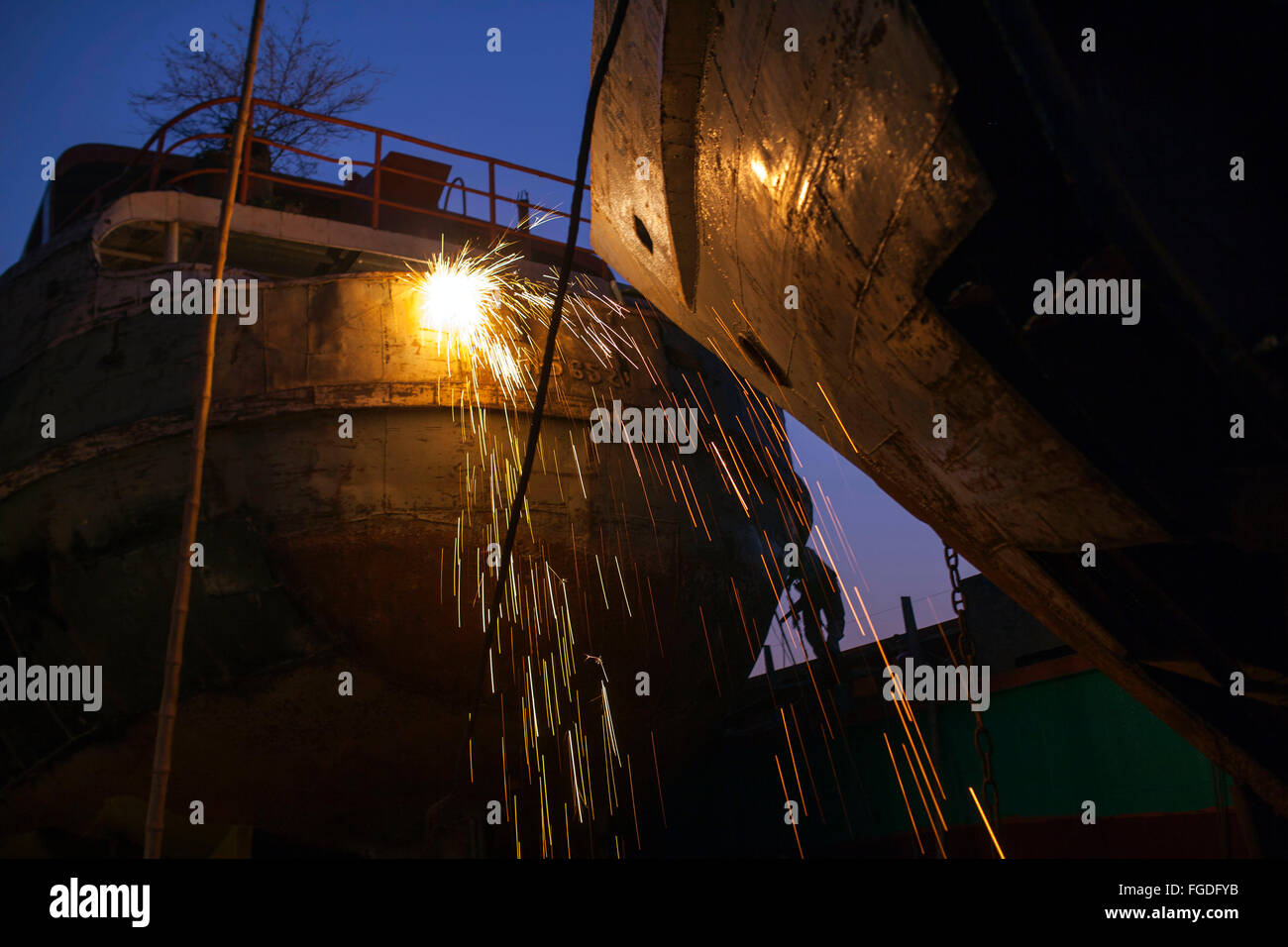 Dhaka, Bangladesh. 18 Février 2016 : un ouvrier soudeur utiliser pour effectuer les réparations d'un grand ferry à arsenal sur la rive du fleuve de Buriganga dans la région de Dhaka, Bangladesh, le 18 février 2016. Au moins vingt-huit chantiers occupant 30,96 acres de la Buriganga shore ont été en fonctionnement, sans mesures de sécurité appropriées et des lignes directrices. Les déchets et les produits chimiques à partir de la réparation polluent la rivière. Zakir Hossain Chowdhury Crédit : zakir/Alamy Live News Banque D'Images