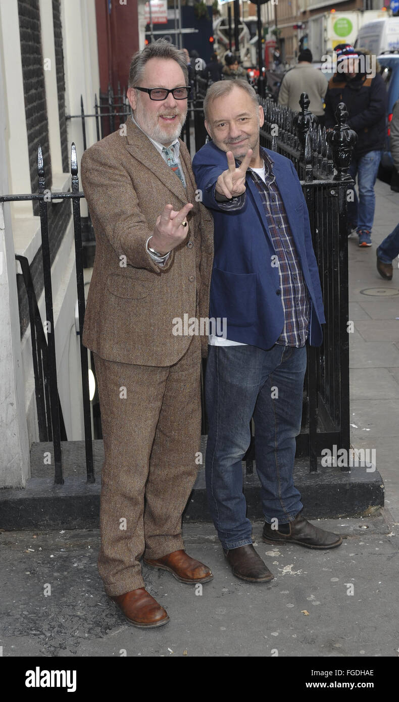 Vic Reeves et Bob Mortimer assister à un photocall à l'avance de leurs prochains UK tour '25 ans de Reeves et Mortimer - Les moments émouvants'. Avec : Vic Reeves Bob Mortimer Où : London, Royaume-Uni Quand : 13 Jan 2016 Banque D'Images
