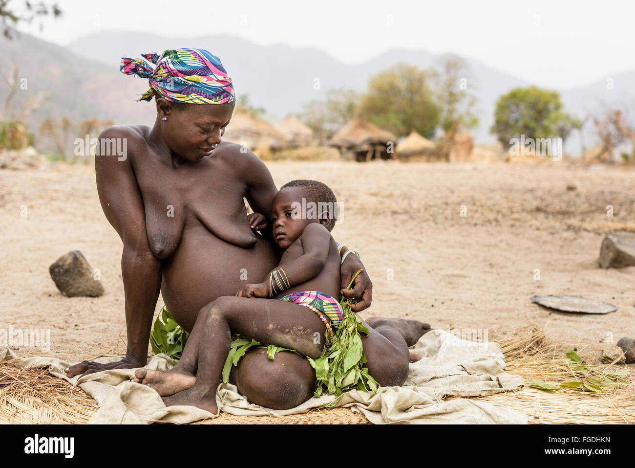 Koma avec femme et enfant robe laisse traditionnelle Banque D'Images