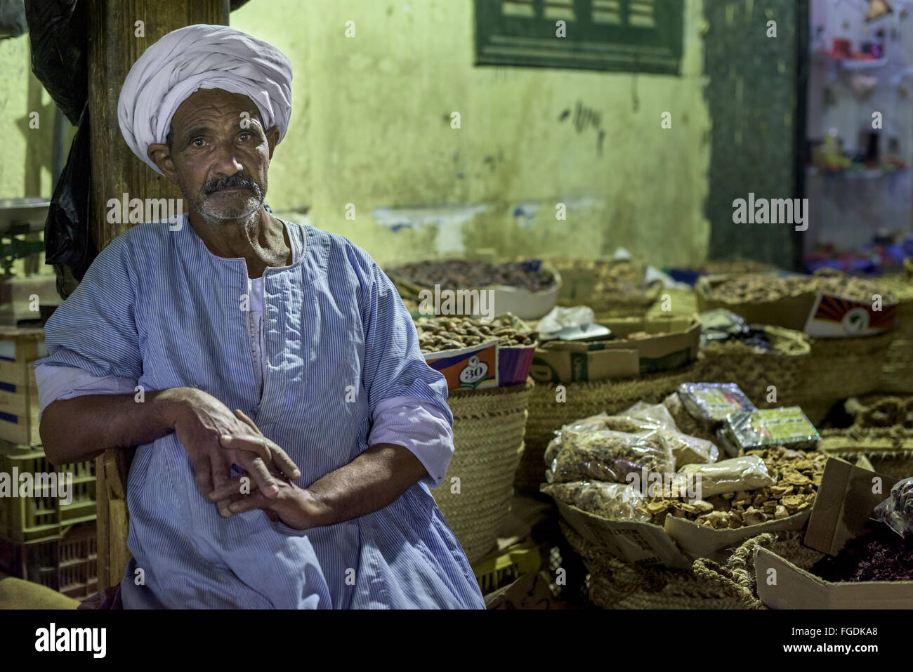 Portrait d'un propriétaire de magasin d'âge moyen avec turban Dates de vente dans une petite cale. Banque D'Images