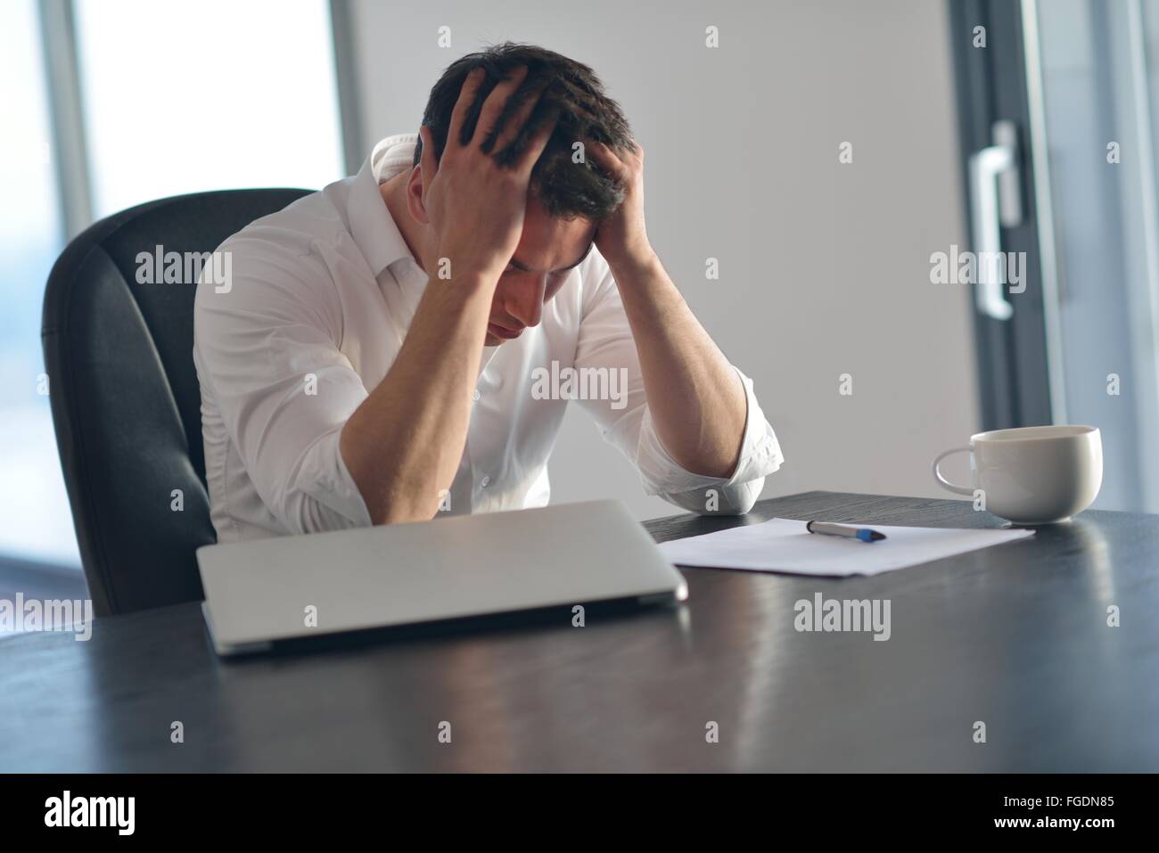 Frustrés man working on laptop computer at home Banque D'Images