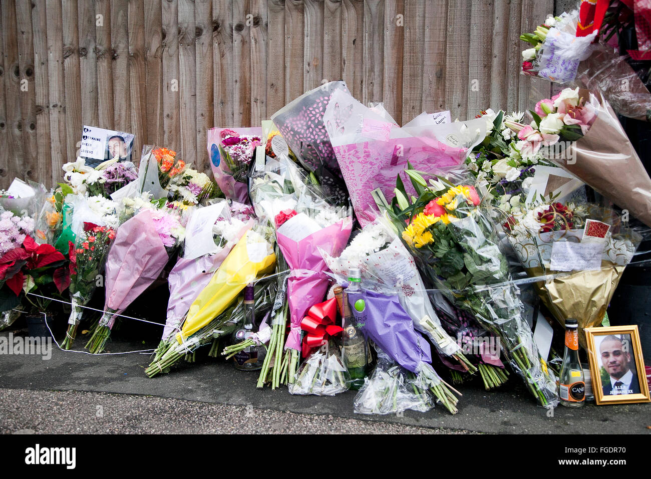Des fleurs ont été mis derrière Wood Green Crown Court dans le nord de Londres le 16 décembre 2015 pour les tirs de la police victime Jermaine Baker Banque D'Images