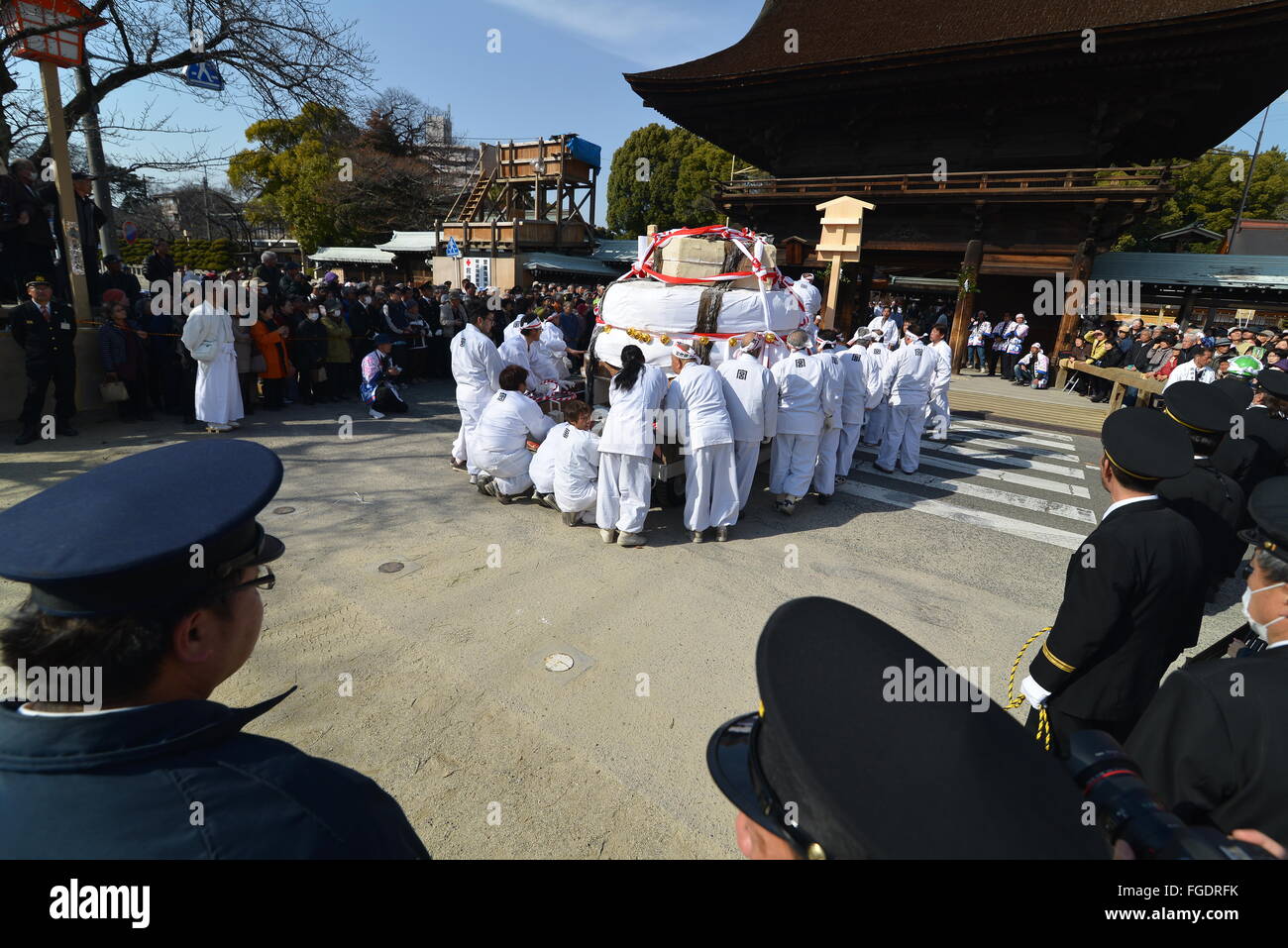 Groupe de résidents locaux d'Inazawa géant apporte gâteau de riz à la porte principale de Konomiya de culte. Banque D'Images