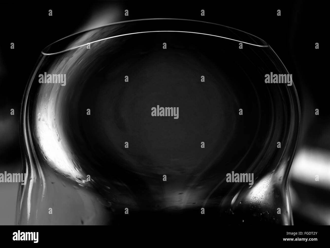 Joli verre en forme abstraite de l'ombre en noir et blanc, verre incurvé au crépuscule Banque D'Images