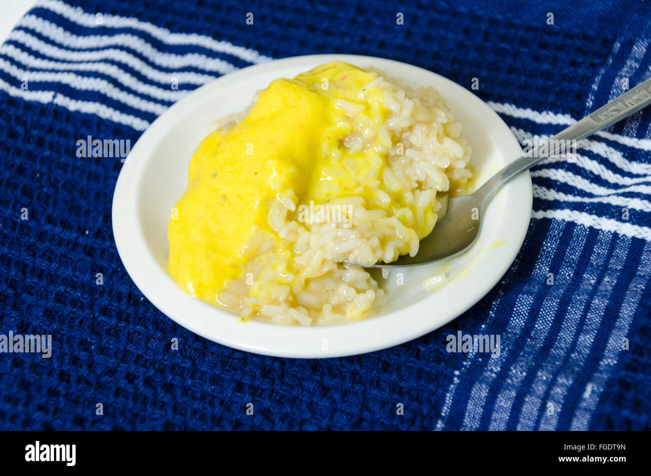 Mango sticky riz gluant sur une plaque sur une serviette de cuisine bleu. Un délicieux dessert asiatique cuisine thaï avec de la crème, le lait de coco Banque D'Images