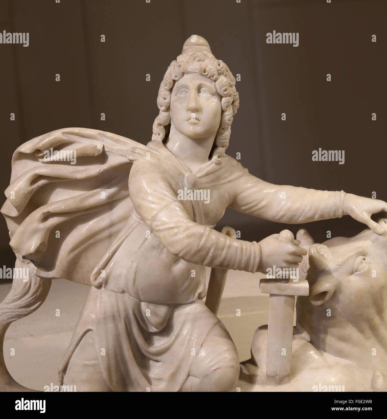 Le roman culte de Mithra. Tauroctony. Mithra tuant le taureau. En. Statue romaine. Musée du Louvre. Paris. La France. Banque D'Images