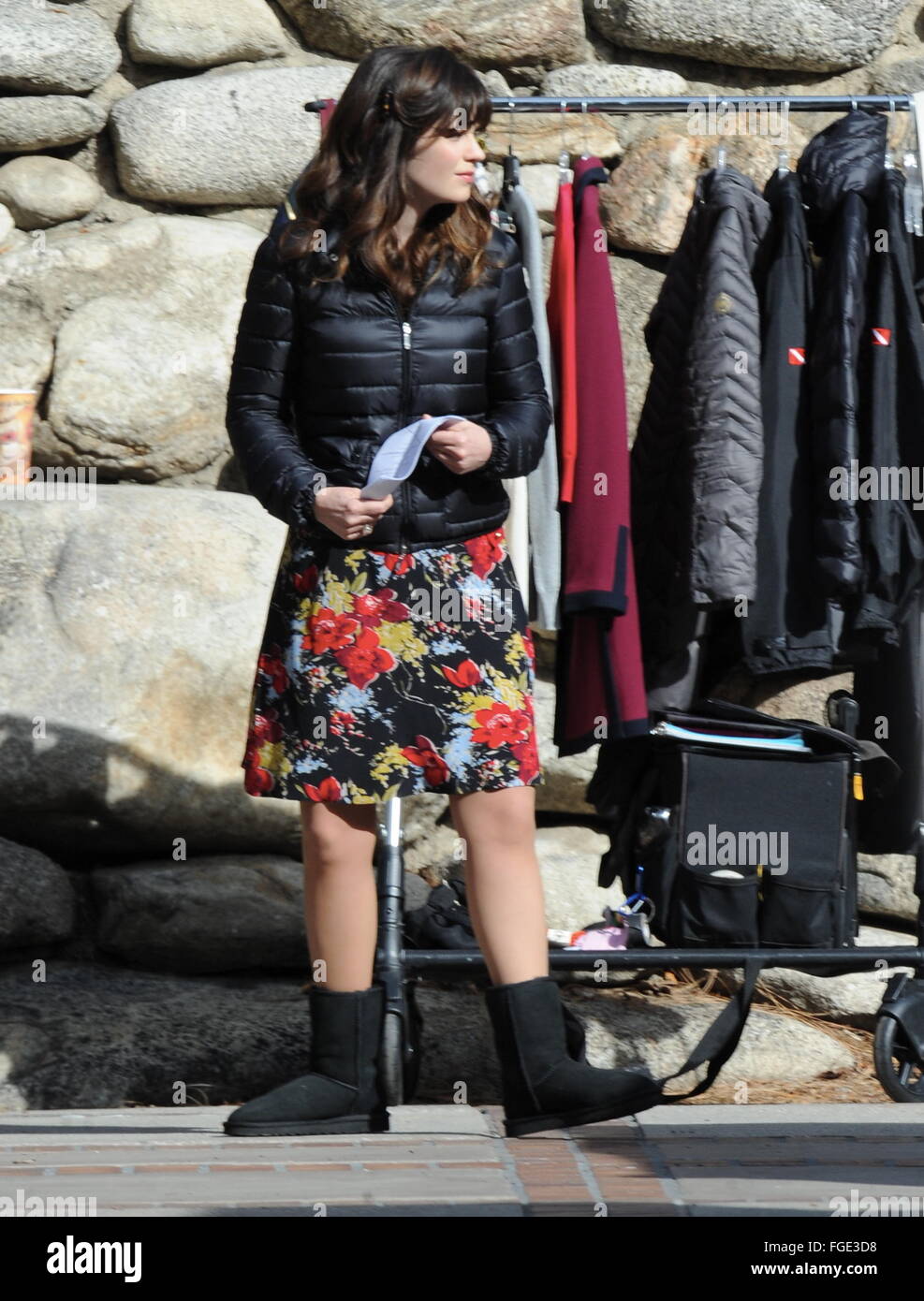 Zooey Deschanel retour sur le plateau pour "New Girl". L'actrice porte des  bottes ugg et une veste vers le bas de sa robe. En vedette : Zooey  Deschanel Où : Pasadena, California,