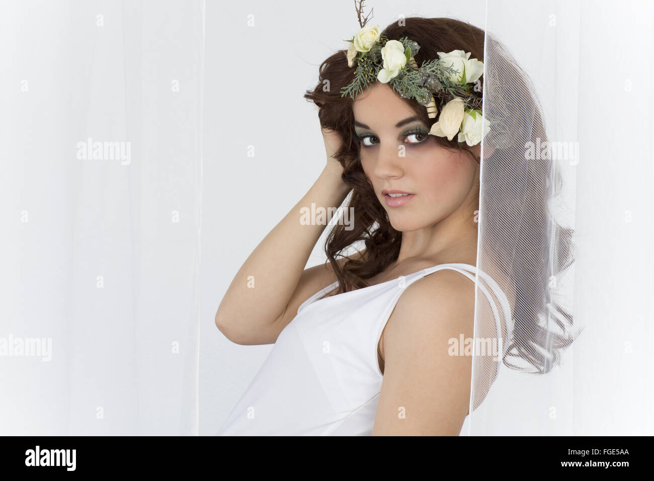 Jeune femme avec arrangement floral comme une coiffe Banque D'Images