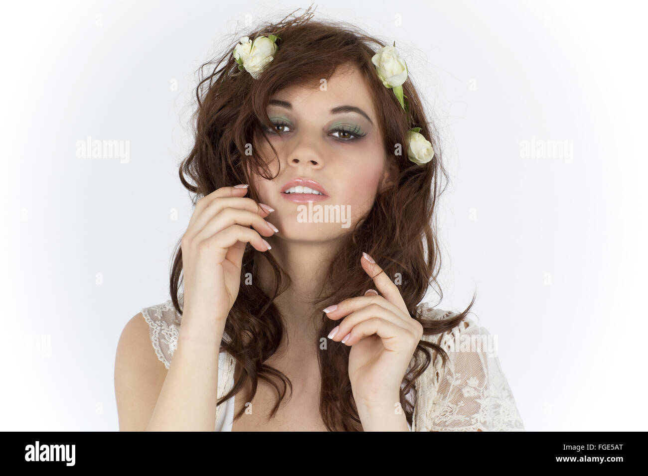 Jeune femme avec arrangement floral comme une coiffe Banque D'Images