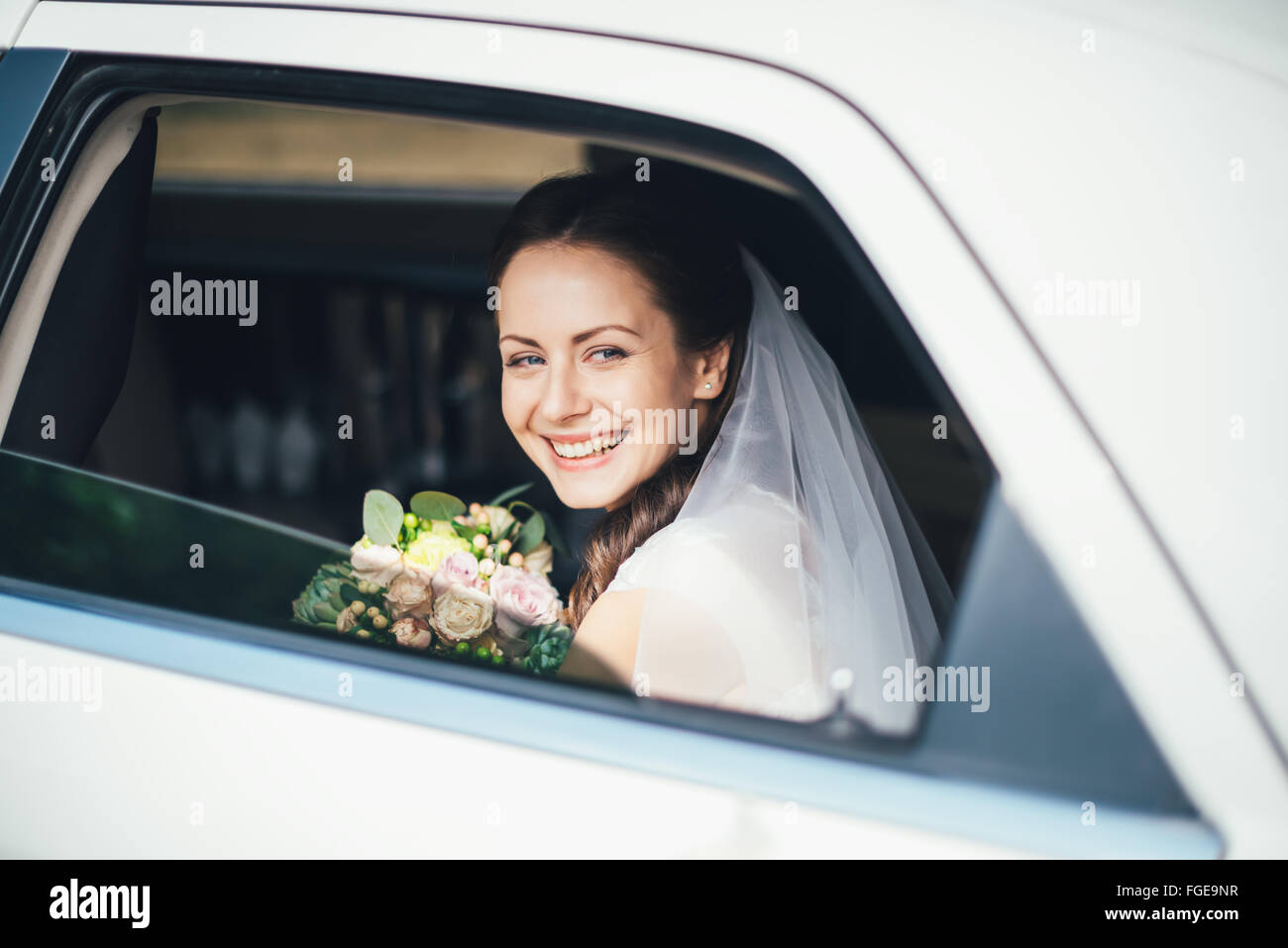 Close-up portrait of a bride in car window Banque D'Images