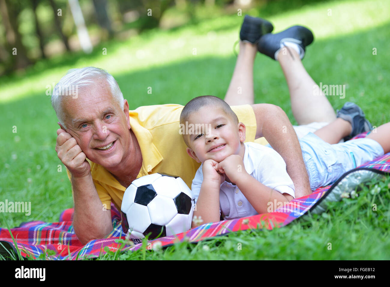 Heureux grand-père et l'enfant dans le parc Banque D'Images