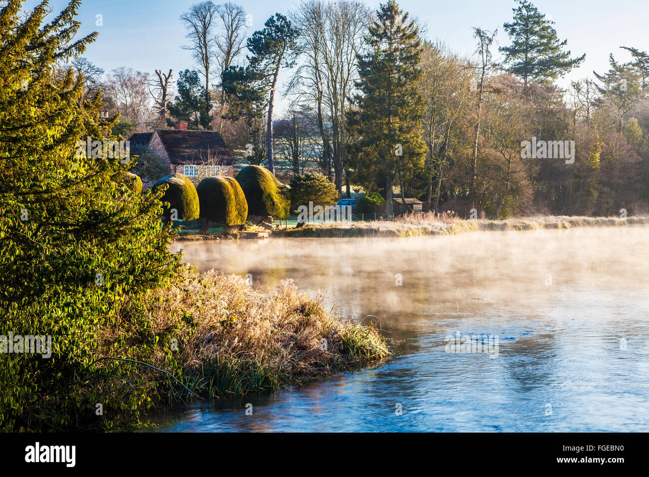 Un hiver brumeux lever du soleil sur la rivière Kennett dans le Wiltshire. Banque D'Images