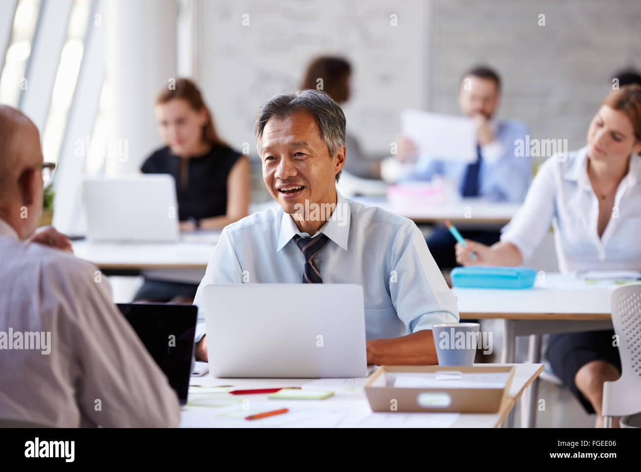 Businessman Working On Laptop In Office Occupé Banque D'Images