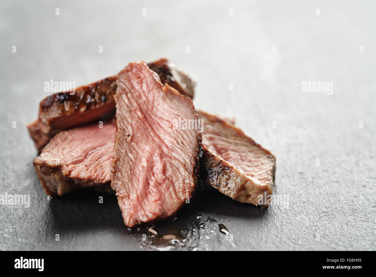 Entrecote steak de boeuf tranché sur ardoise board Banque D'Images