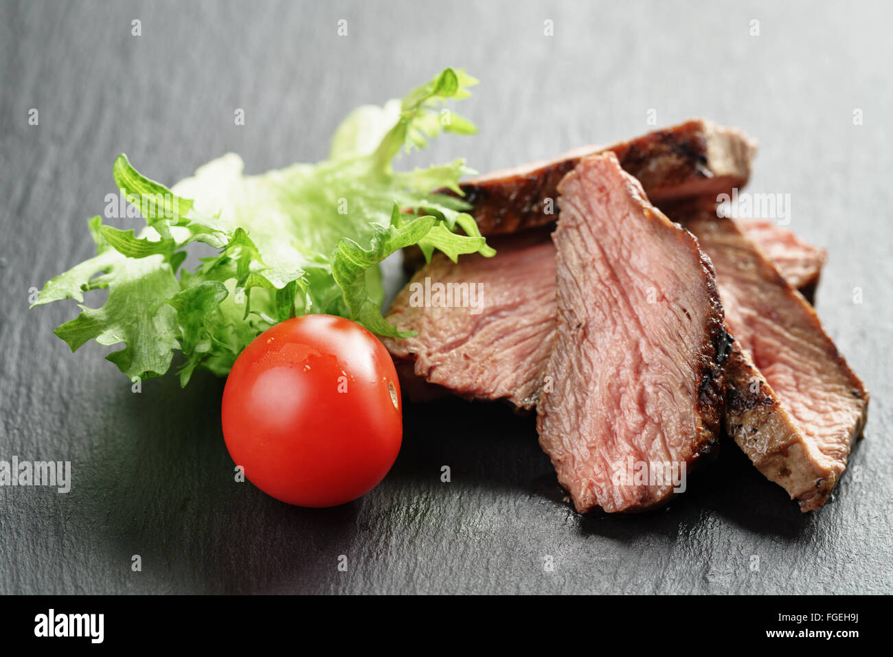 Entrecote steak de boeuf sur ardoise en tranches de légumes conseil Banque D'Images