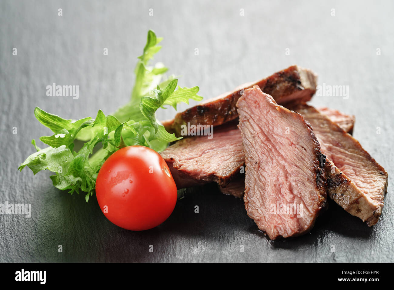 Entrecote steak de boeuf sur ardoise en tranches de légumes conseil Banque D'Images