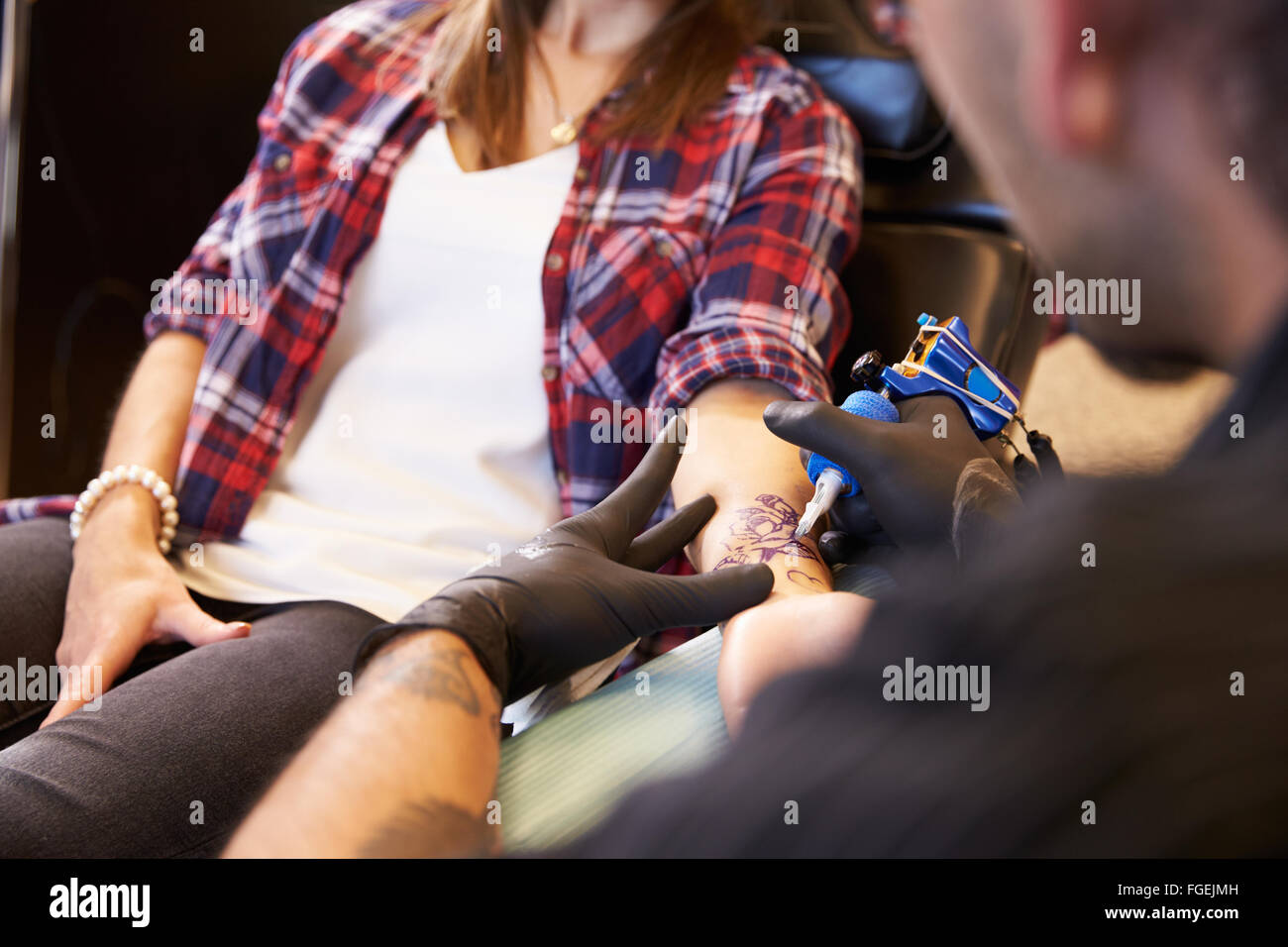 Close Up of Woman Sitting in Chair ayant Tattoo Banque D'Images