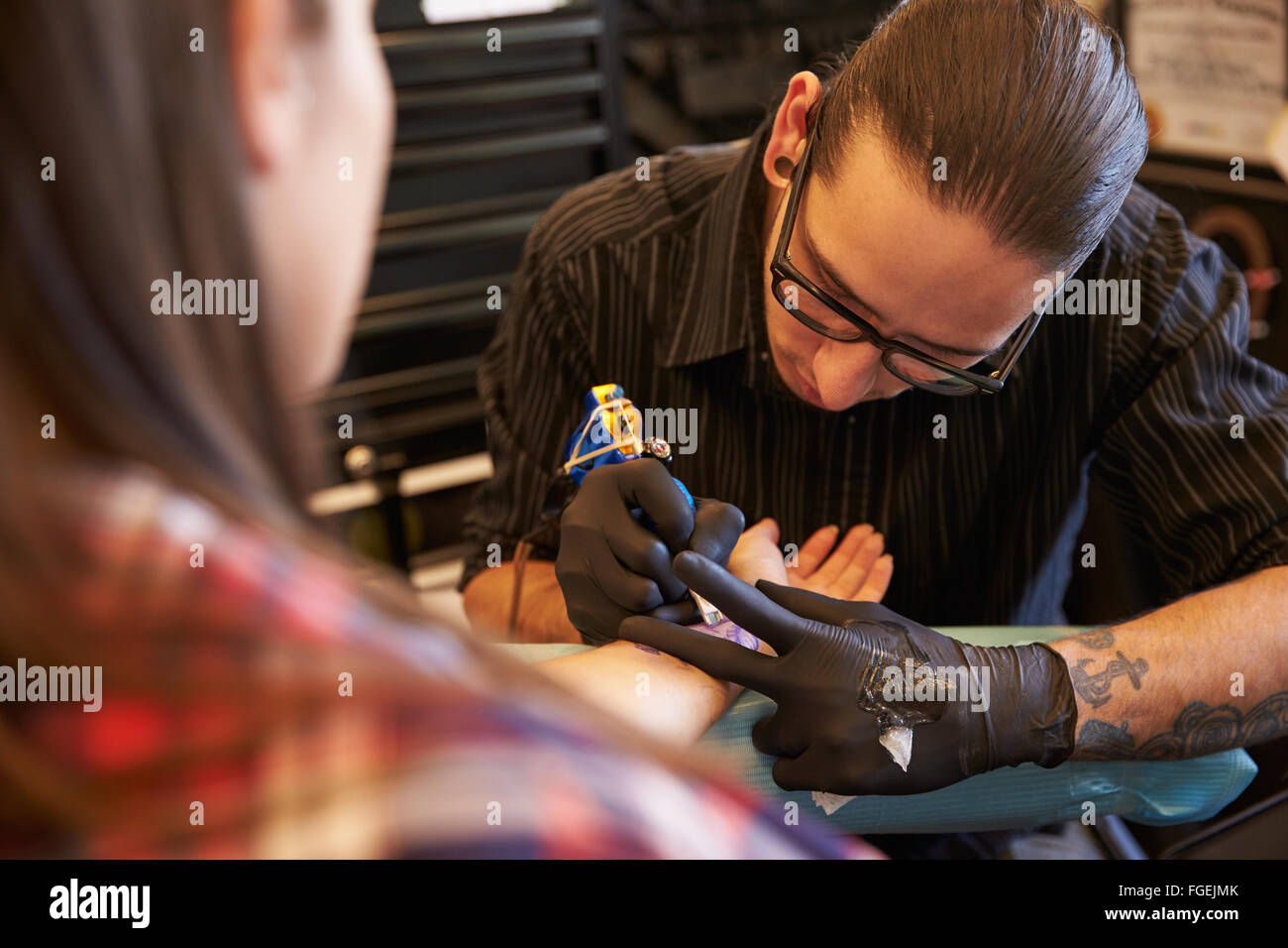 Le travail sur le design de l'artiste de tatouage pour Female Client Banque D'Images