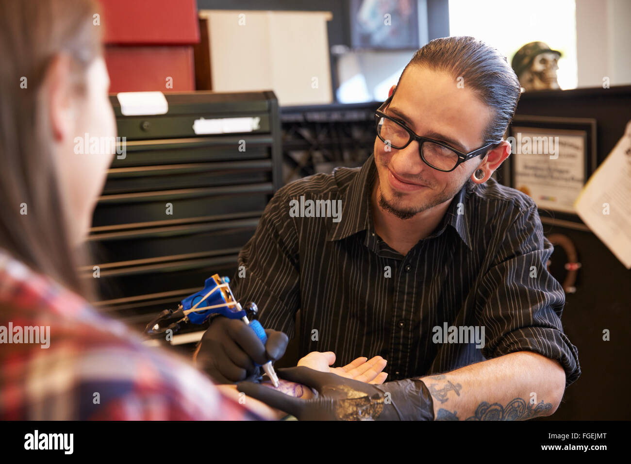 Le travail sur le design de l'artiste de tatouage pour Female Client Banque D'Images