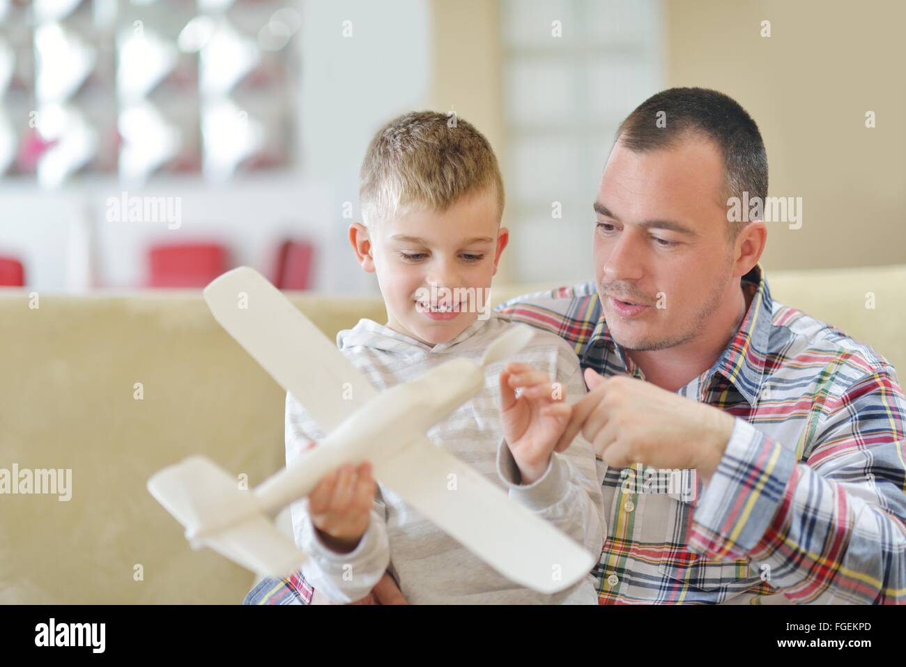 Père et fils assemblage toy airplane Banque D'Images