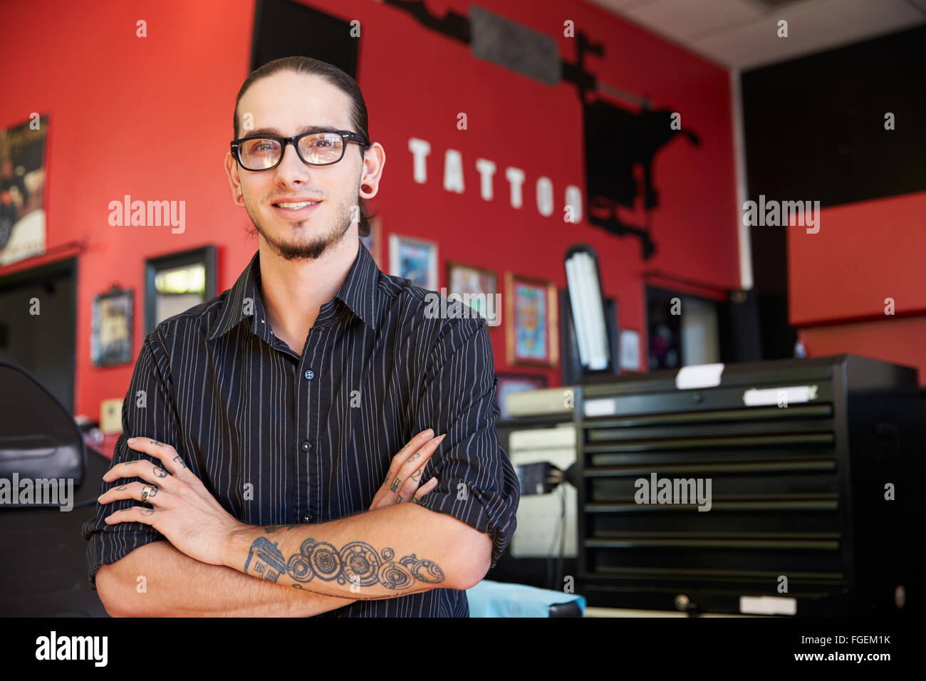 Portrait de l'artiste de tatouage salon intérieur permanent Banque D'Images